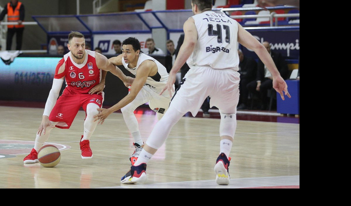 (VIDEO) UMALO TUČA U ŽELEZNIKU! Gagić HTEO DA BIJE Bursaća, držala ga četvorica!