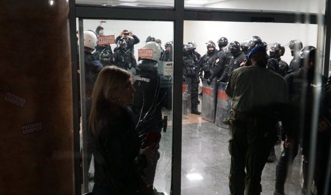 HULIGANI POKUŠALI PONOVO DA UĐU U RTS, ALI IM NIJE DOZVOLJENO: Policija izvela sve demonstrante iz RTS!