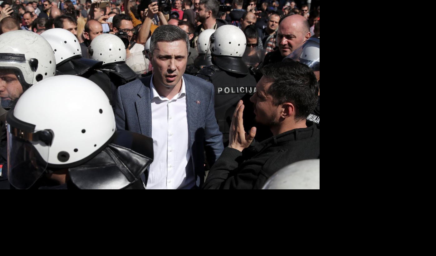 (VIDEO) HULIGANI PREDVOĐENI OBRADOVIĆEM ULETELI U KORDON ŽANDARMERIJE I KRENULI KAMIONOM NA POLICAJCE!