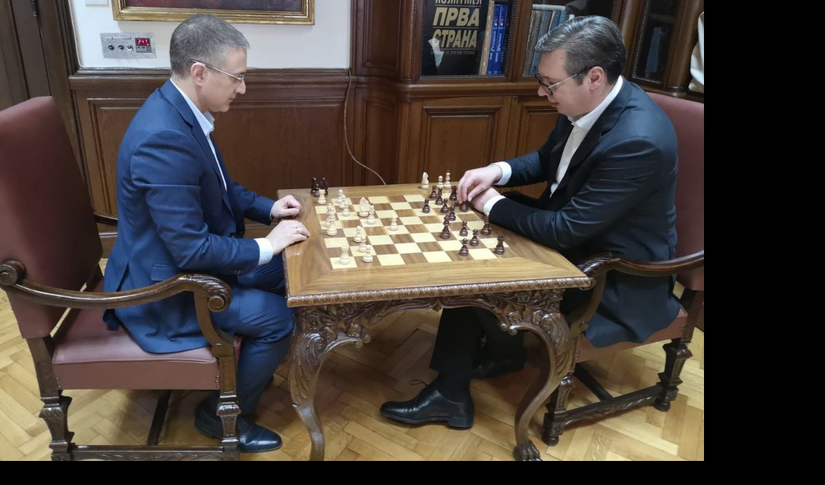 (FOTO) KRATAK ODMOR U PREDSEDNIŠTVU! Vučić i Stefanović trenutno igraju šah!
