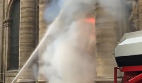 (VIDEO) PAKAO U PARIZU! Gori vekovima stara crkva, vatrogasci se bore sa stravičnim plamenom!