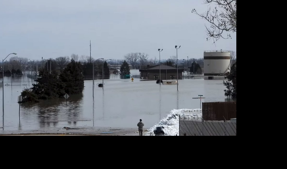 (FOTO/VIDEO) KATASTROFA U AMERIČKOJ VOJNOJ BAZI! Poplava uništila NAJVREDNIJE IZVIĐAČKE AVIONE koje SAD ima!