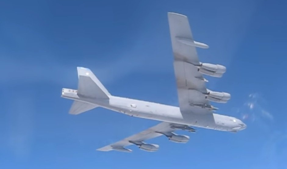(VIDEO) MARŠ SA NAŠE GRANICE! Ovako su ruski suhoji oterali američki bombarder iznad Baltika!