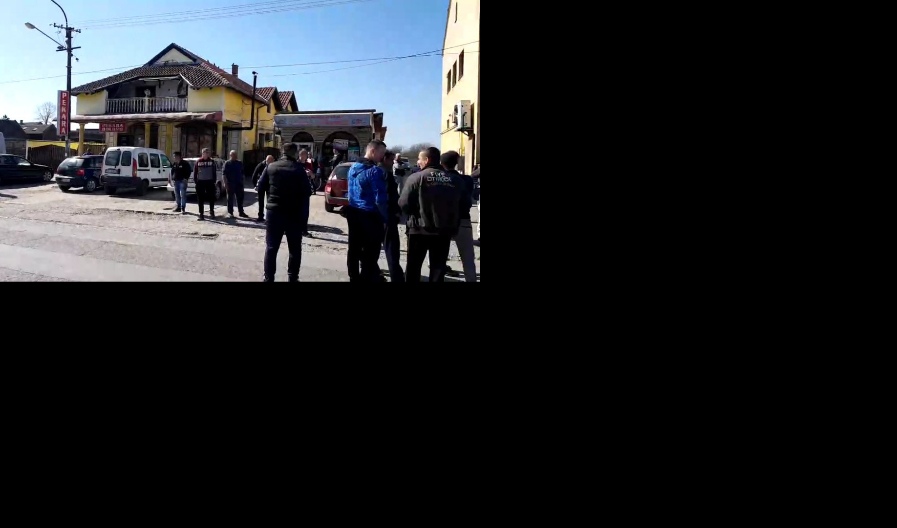 NAPETO U DOLOVU KOD PANČEVA! Građani se okupili kod pekare zbog slika sa "albanskim orlovima"!