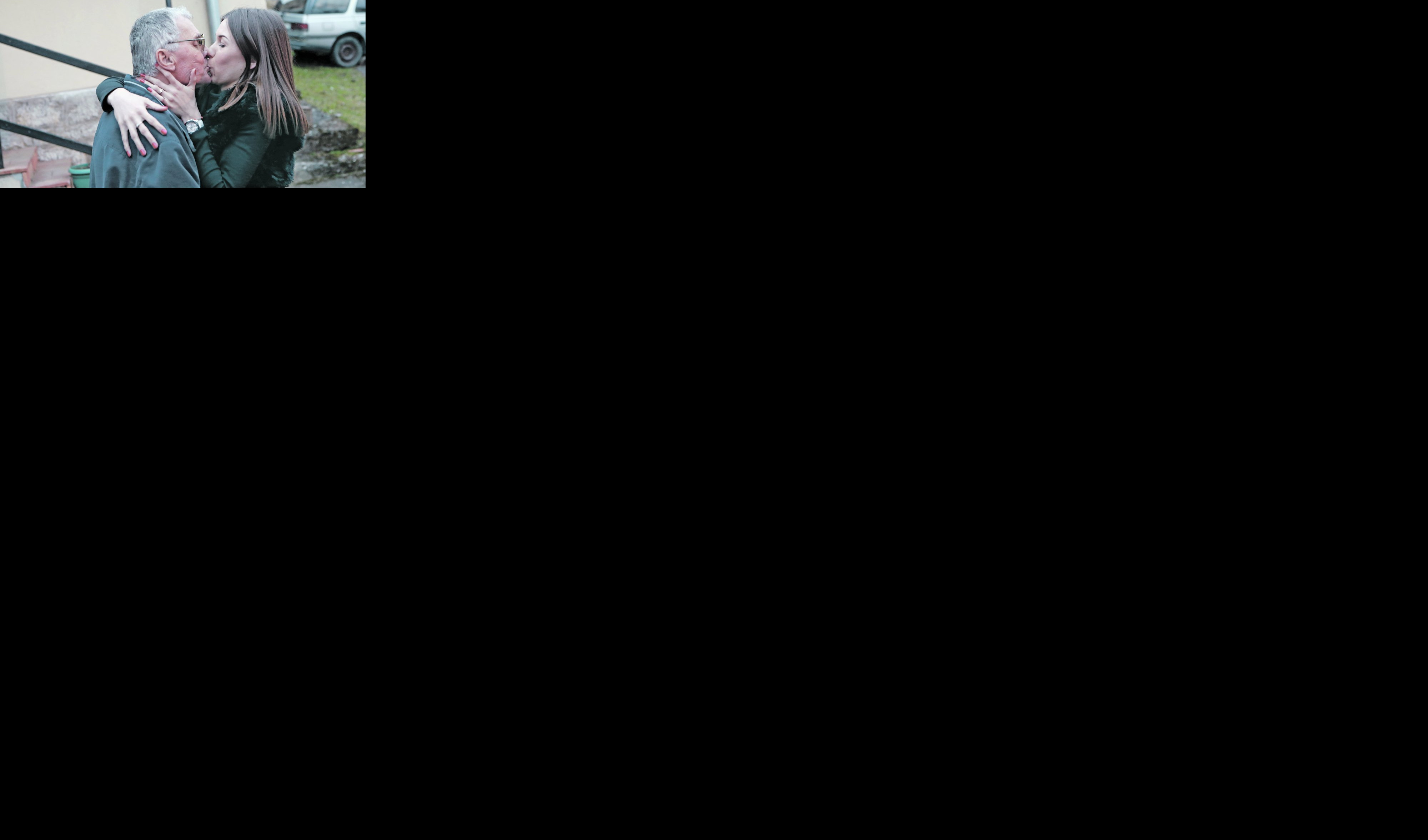 EKSKLUZIVNI VIDEO! LEPOTICA MILJANA I DEDA MILOJKO OVDE PRAVE BEBU: Informer u selu Pilatovići u kući NAJČUDNIJEG PARA U SRBIJI!