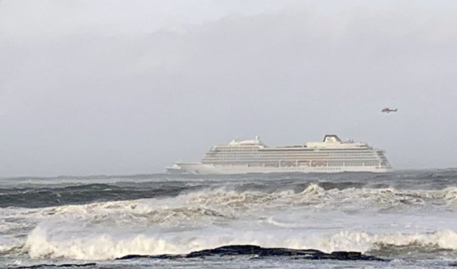 (FOTO) DRAMA NA KRUZERU! Sa broda poslali hitan poziv u pomoć, u toku evakuacija 1.300 putnika!