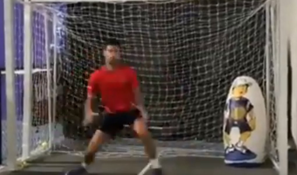 (VIDEO) NOLE, GOLMANE! Pokazao je kako postiže golove, a evo kako se Đoković snalazi u ulozi čuvara mreže!