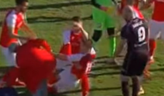 (VIDEO) STRAVA NA KORČULI! Fudbaler se srušio na teren, a pravi horor je nastao kada su saigrači pokušali da ga podignu