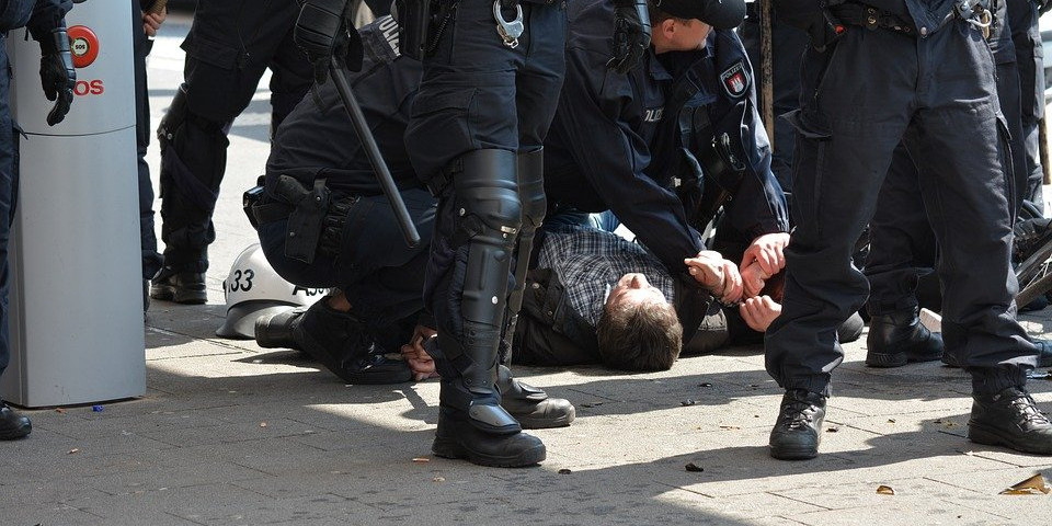 POBUNA U BUKUREŠTU! Demonstranti ušli u krug SKUPŠTINE, policija pregovara sa ogorčenim građanima! /VIDEO/