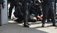 POBUNA U BUKUREŠTU! Demonstranti ušli u krug SKUPŠTINE, policija pregovara sa ogorčenim građanima! /VIDEO/
