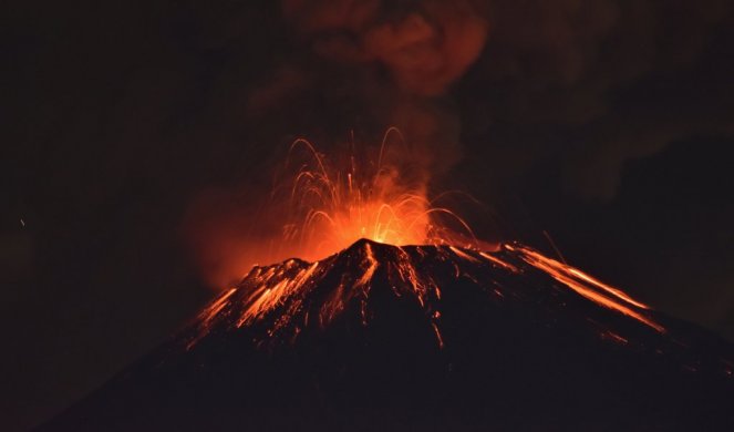 (VIDEO) LETELE VATRENE KUGLE! Proradio vulkan Popokatepetl, 25 miliona ljudi ugroženo, SPREMAN PLAN ZA EVAKUACIJU!