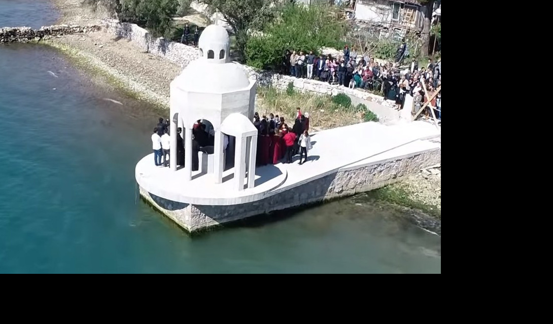 (VIDEO) MILOGORCI RUŠE NJEGOŠEVU SUZU! Drama kod Tivta, vernici SPC staju pred bagere!