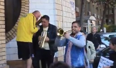 (VIDEO) RECKO DIGAO VRANJE NA NOGE! Fudbaleri Dinama protestovali, Đani delio novčanice trubačima!