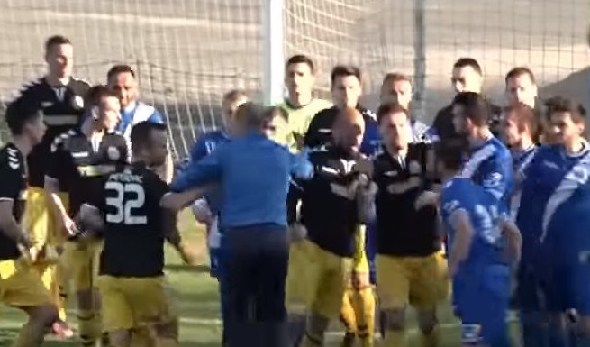 (VIDEO) SEVALE PESNICE U NOVOM PAZARU! Nova tuča u Prvoj ligi Srbije!