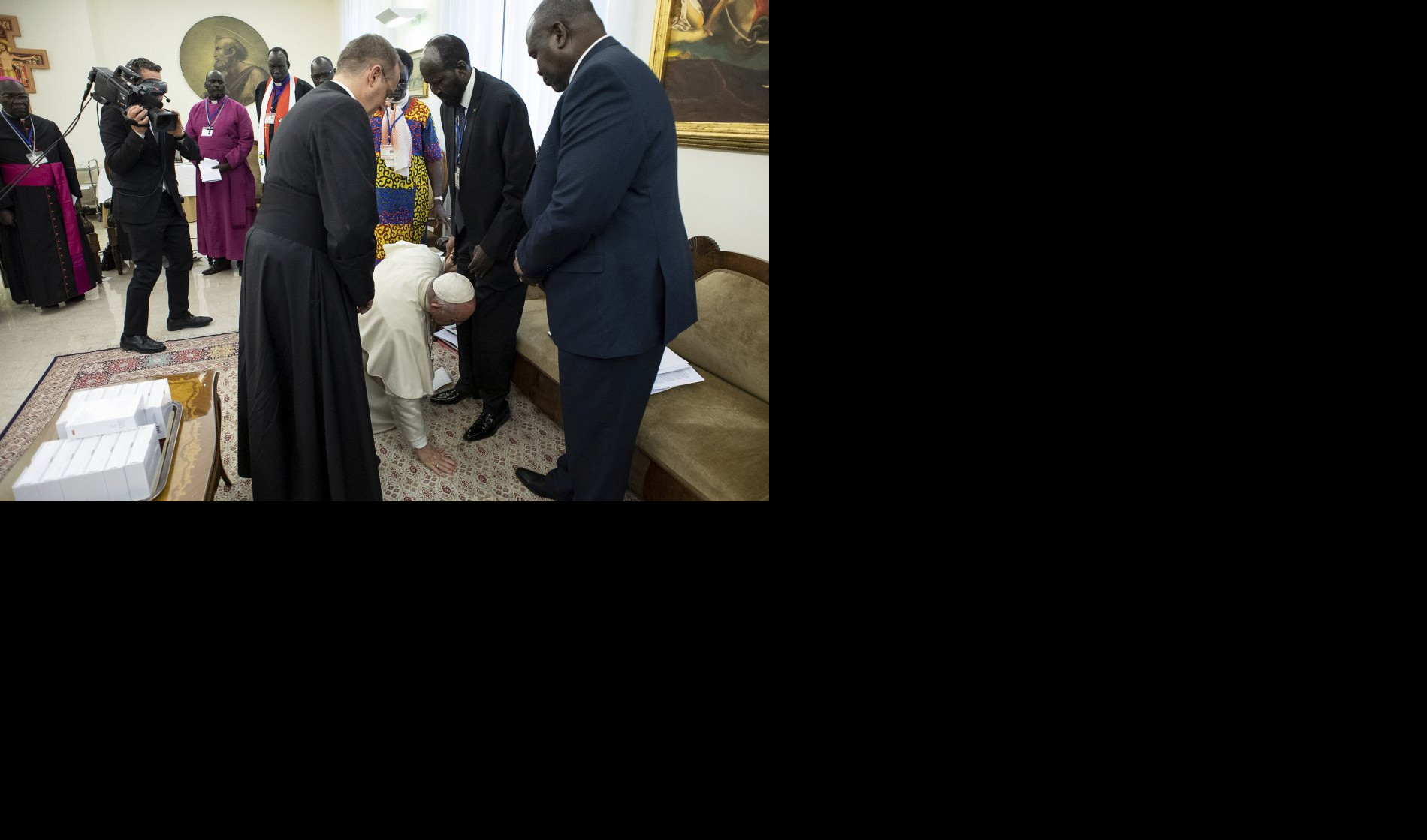 ŠOKANTNO! Papa Franja ljubio stopala vođama Južnog Sudana