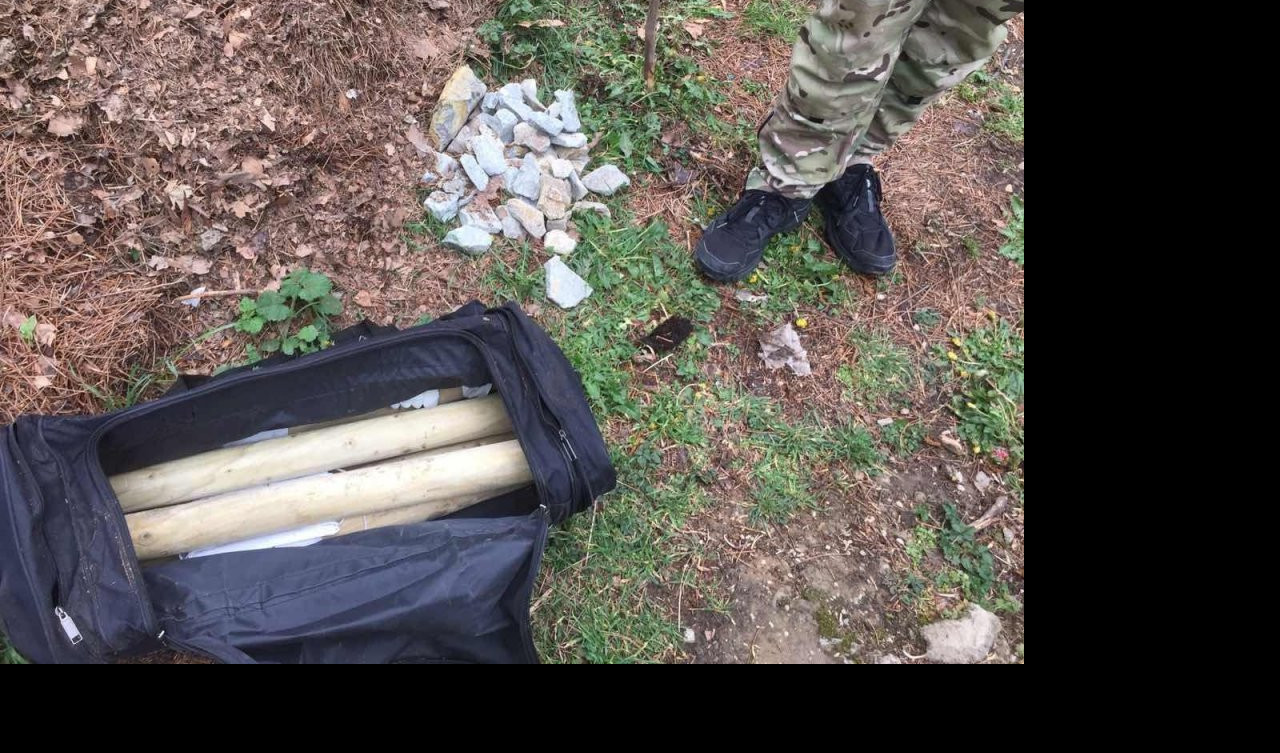 (FOTO) SPREMAJU HAOS I NASILJE! Policija pronašla još dve torbe s motkama i kamenjem, spremljenim da se IZREŽIRA NAPAD NA LIDERE SzS!