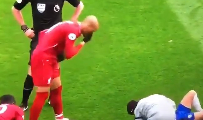 (VIDEO) PROSTAK GODINE! Fudbaler Liverpula istresao nos iznad glave povređenog Azara!