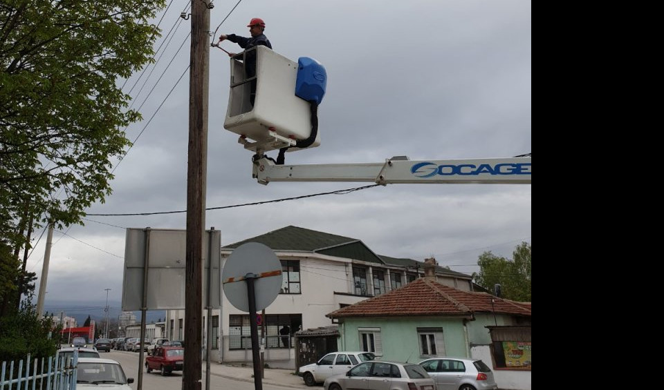 (FOTO) POSLE 18 GODINA DRŽAVA FUNKCIONIŠE! EPS skida divlje kablove JOTEL-a POSTAVLJENE PO STUBOVIMA BEZ DOZVOLE!