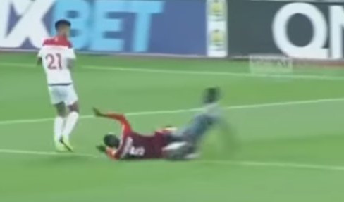 (VIDEO) POLOMIO NOGU SAIGRAČU! Jeziva povreda golmana Senegala, sudija pustio suzu!