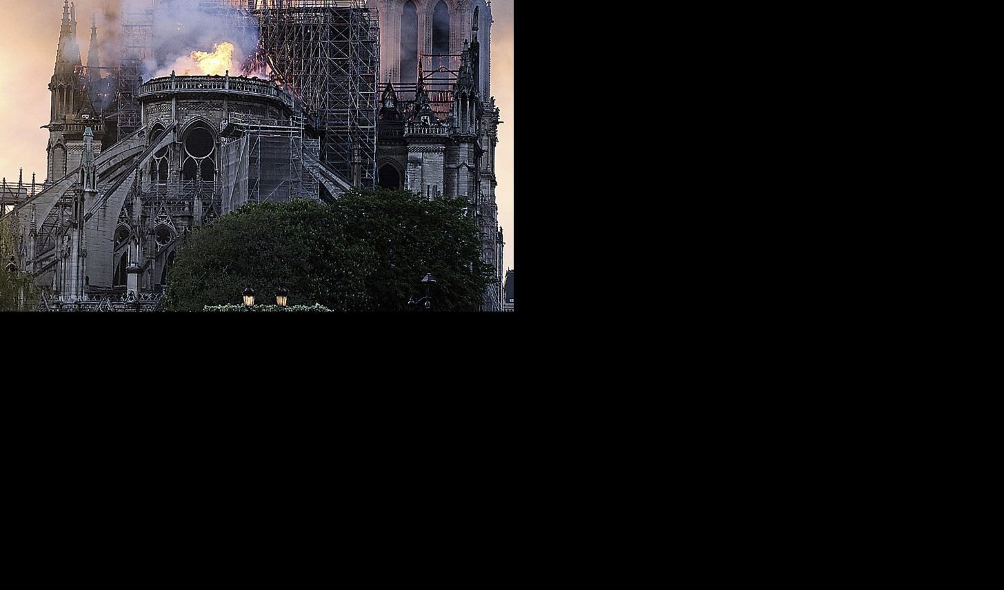 KRATAK SPOJ ZAPALIO NOTR DAM?! Požar buknuo u dizalici korišćenoj tokom obnove katedrale?