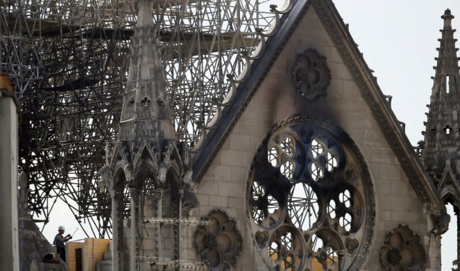 POČAST KATEDRALI NOTR DAM: Oglasila se crkvena zvona širom Francuske