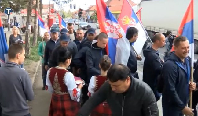(VIDEO) SRBI SA KiM koji idu peške za Beograd stigli u Stepojevac!