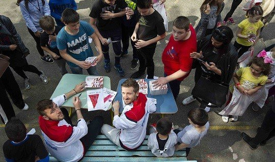 ODEŠ U ŠKOLU, A TAMO TE UMESTO UČITELJICE ČEKAJU FUDBALERI ZVEZDE! Marin i Milunović obradovali osnovce!