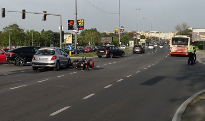 (FOTO) UDES KOD BRANKOVOG MOSTA! Sudarili se motociklista i automobil!