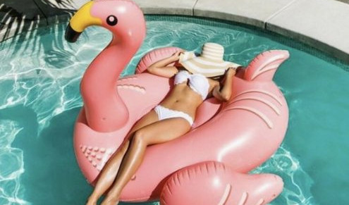 (FOTO) JEL` TE ZAKOPAJU NA DNU MORA? Flamingosi su aut, roze mrtvački sanduk na naduvavanje je hit!