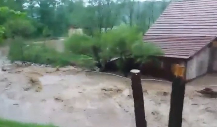 (VIDEO) NEVREME NAPRAVILO HAOS U KOMŠILUKU! Kiša donela poplave na severozapadu BiH!