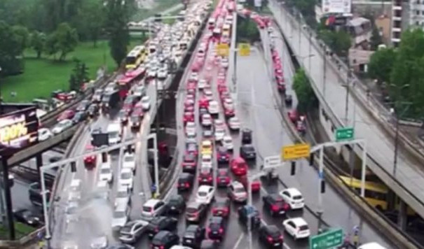(FOTO/VIDEO) KOLAPS U BEOGRADU! Na mostovima i Autokomandi najviše vozila, kolona kod Sajma, u Kneza Miloša!
