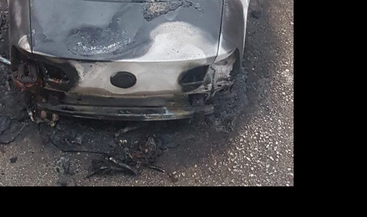(FOTO) STRAŠAN PRITISAK! Zapaljen automobil funkcioneru Srpske liste u Zubinom Potoku!