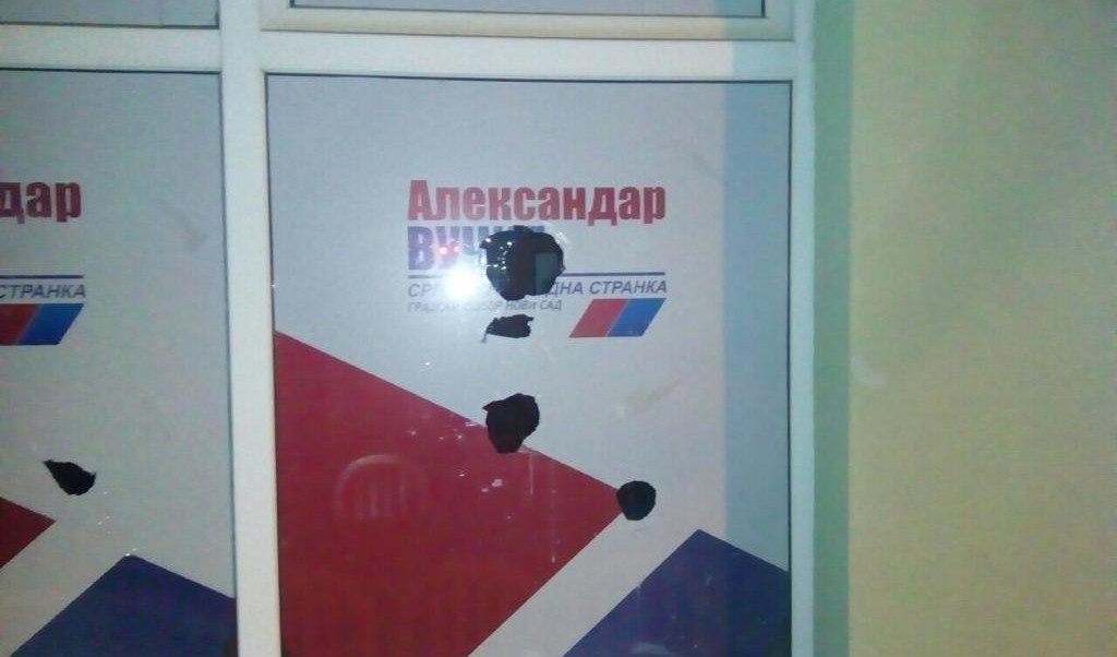 (FOTO) NASILJE U NOVOM SADU! Kamenicama na prostorije SNS u Petrovaradinu!