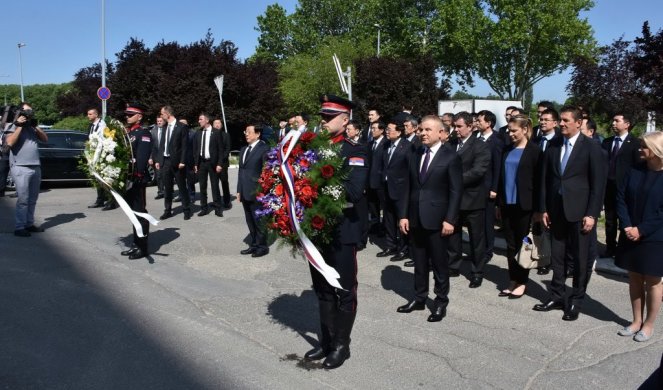 (FOTO) MILIČKOVIĆ I DŽAO položili vence ispred ambasade!