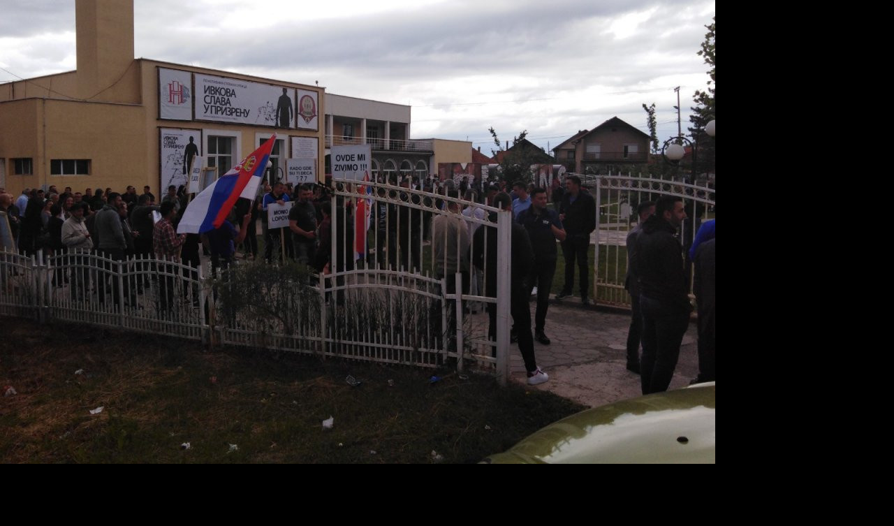 (VIDEO) NAROD REKAO SVOJE! Građani Gračanice izviždali čelnike Saveza za Kosovo!