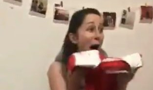 (VIDEO) LJUBAV PREMA KLUBU NEMA GRANICE! Dobila je Zvezdin dres za rođendan, njena reakcija je NEVEROVATNA!