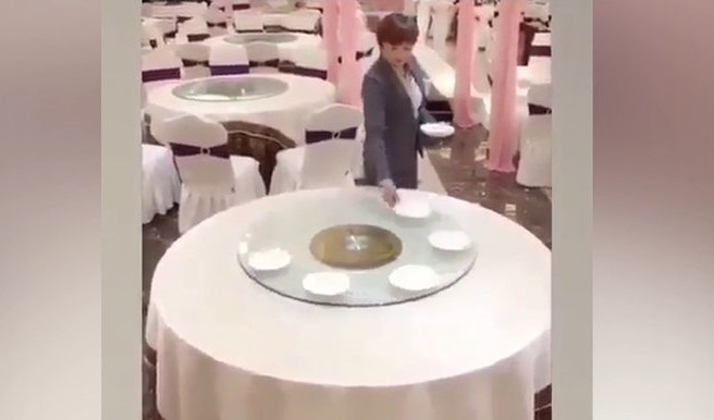 (VIDEO) KADA TANJIRI POLETE! Neobična tehnika postavljanja stola!