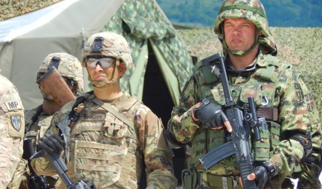 (FOTO) SRBI I AMERIKANCI RAME UZ RAME: U bazi "Jug" završna multinacionalna vojna vežba" Obazrivi vuk"