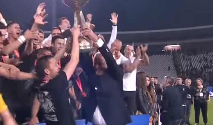 (VIDEO) I BJEKA JE PODIGAO PEHAR! Urnebesna scena prilikom dodele trofeja Kupa!