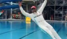 (VIDEO) ŠAMPIONSKI SKOK U BAZEN! Hamilton ludovao posle trke u Monaku, pa nikad emotivnije govorio o Laudi