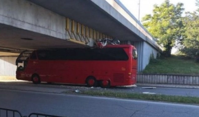 (FOTO) MAKEDONAC SE ZAKUCAO U BUGARSKI NADVOŽNJAK: Autobus iz Severne Makedonije nije po bugarskim standardima?!