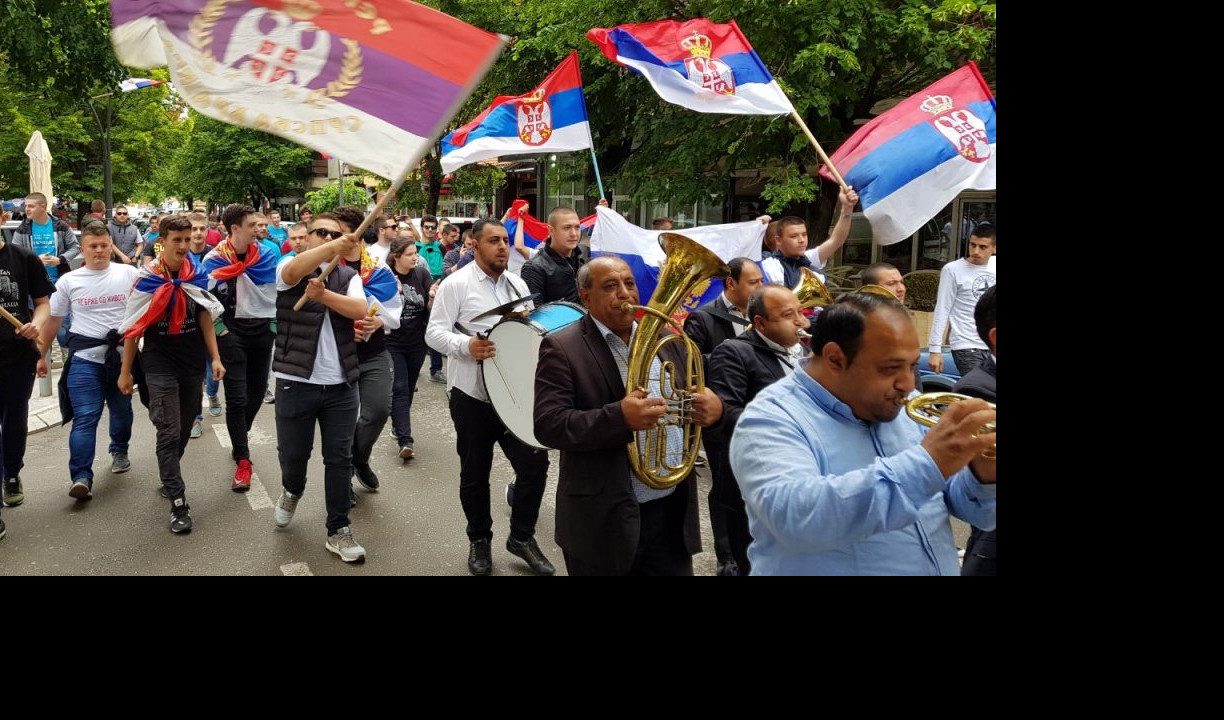 (VIDEO/FOTO) EKSKLUZIVNO IZ MITROVICE! PRKOS SRPSKE MLADOSTI! Evo kako su učenici Tehničke škole uz trubače i zastave Srbije i Rusije proslavili maturu!