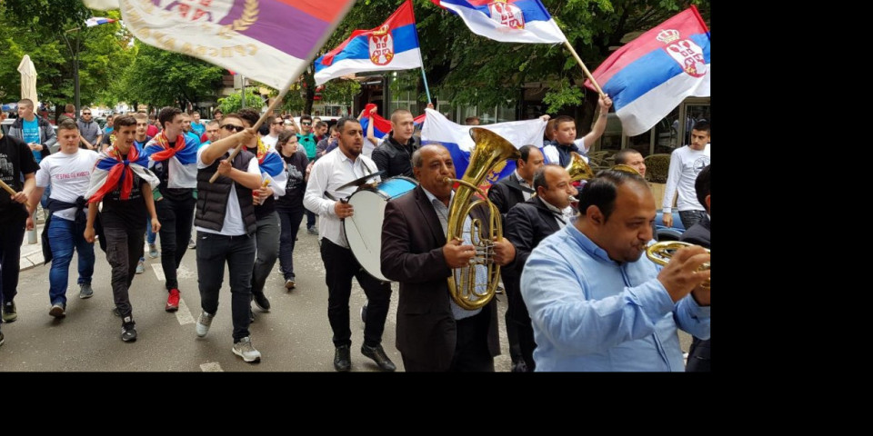 (VIDEO/FOTO) EKSKLUZIVNO IZ MITROVICE! PRKOS SRPSKE MLADOSTI! Evo kako su učenici Tehničke škole uz trubače i zastave Srbije i Rusije proslavili maturu!