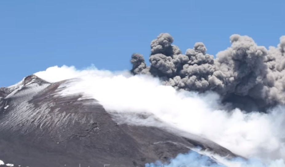 (VIDEO) ETNA BLJUJE VATRU, VULKANOLOZI UPOZORAVAJU: Erupcija je nepredvidiva, potrebno je upozoriti turiste!