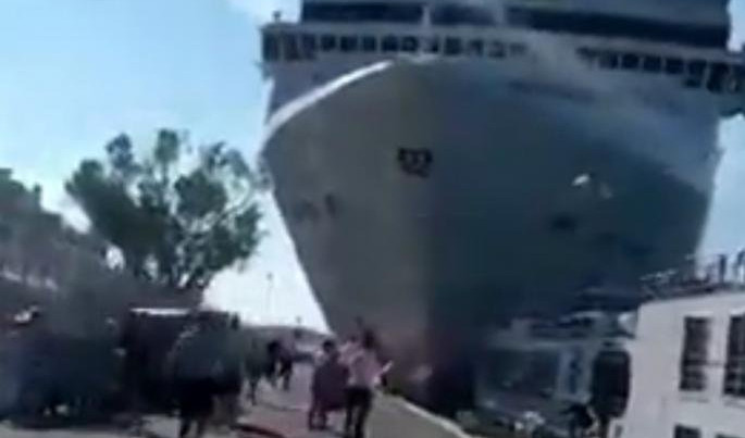 (VIDEO) DRAMA U VENECIJI! Novi sudar brodova, kruzer izazvao haos, ljudi u panici beže!