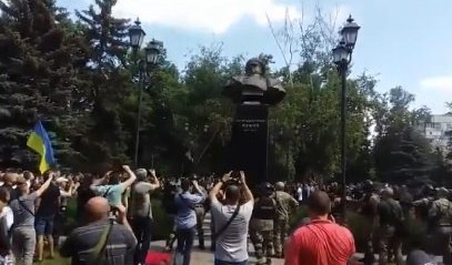 (VIDEO) U UKRAJINI SRUŠEN SPOMENIK MARŠALU ŽUKOVU: Povampireni ukrajinski neonacisti iskalili bes na bisti ratnog heroja!