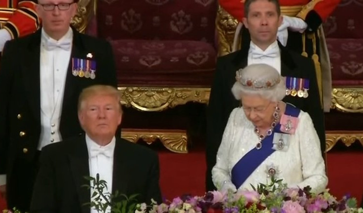 (VIDEO) VOLI DA KRŠI PROTOKOL! Tramp zaspao dok je kraljica Elizabeta držala govor!