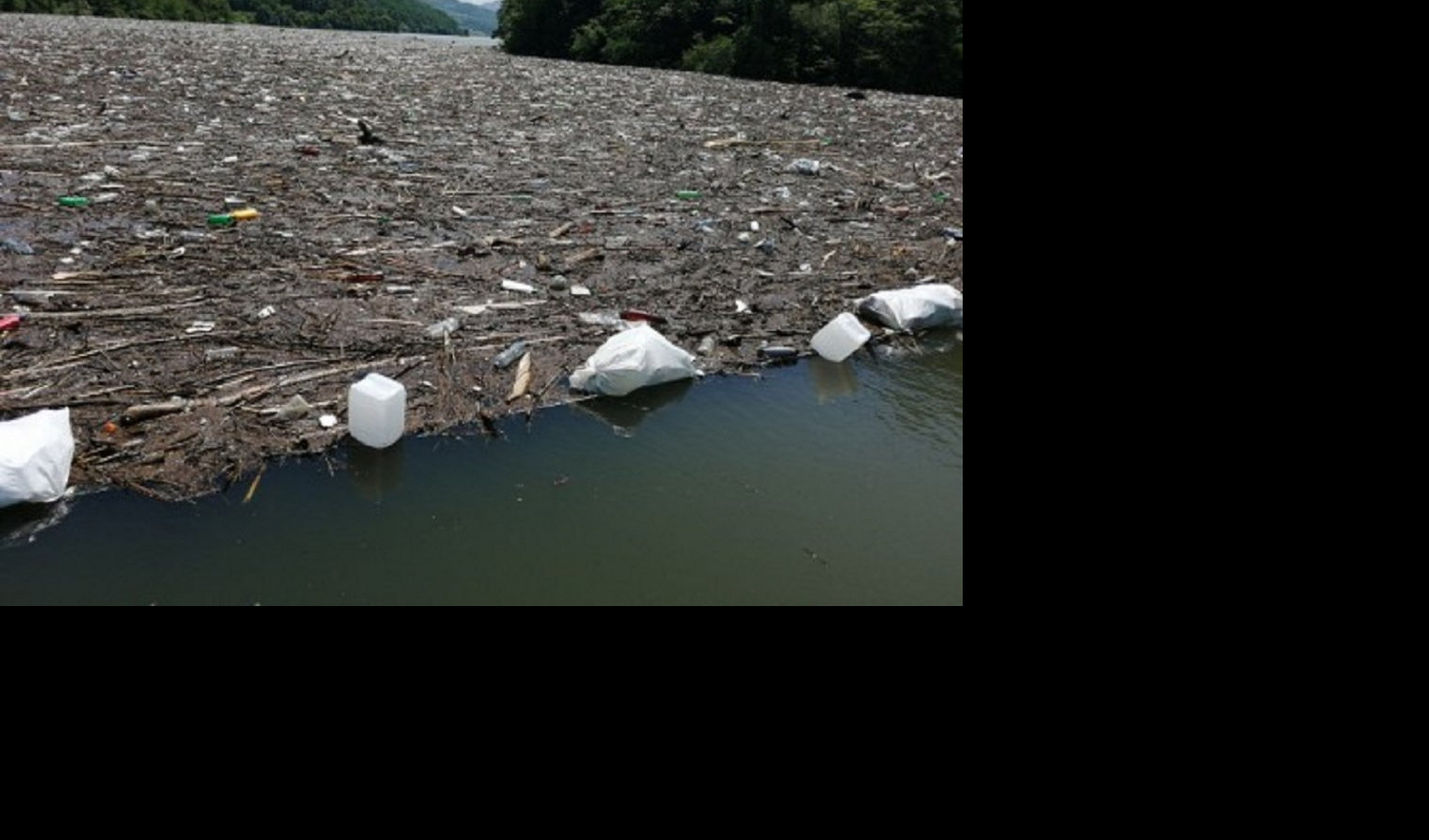 UŽAS NA JEZERU ĆELIJE: Veštačke barijere sprečavaju zagađenje sa tonama komunalnog otpada iz reke Rasine!