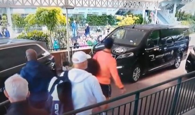 (VIDEO) STRAŠNI UDARI NA SRBINA! Navijači besni jer je Novak ušao u automobil pre zvanične odluke o odlaganju!?