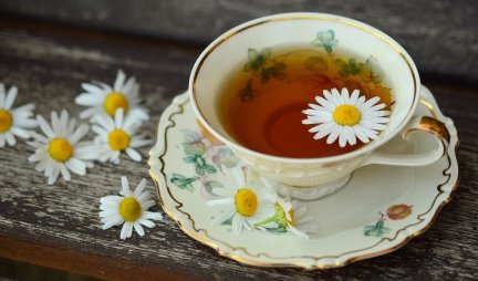 OVIH 9 neverovatnih stvari će se dogoditi vašem telu ako svaki dan pijete šolju čaja od KAMILICE!